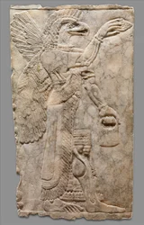 Panneau en relief représentant une figure surnaturelle ailée à tête d